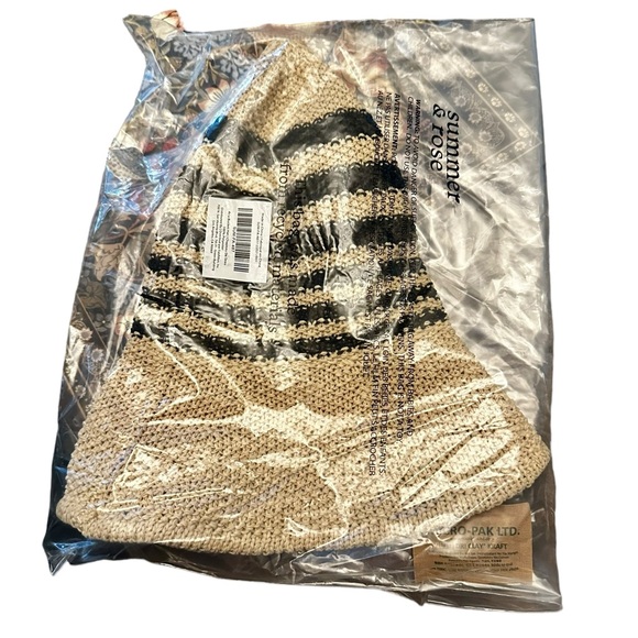 NWT SUMMER & ROSE
Aria Bucket Hat w/ Stripes - Picture 4 of 4